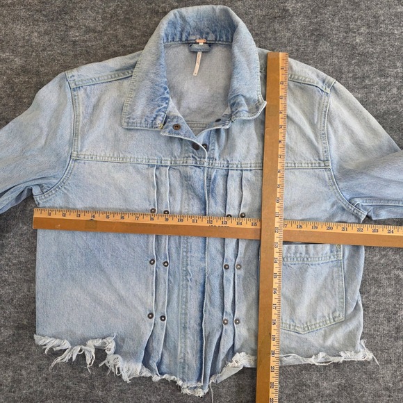 Free People‎ Dillon Jacket Womens Medium Blue Denim Distressed Frayed Raw Hem - Picture 13 of 16